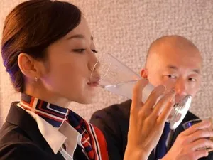 Cô gái trà sữa và một vài người bạn đã đi đến bãi biển để tổ chức tiệc nướng. Họ uống hơi quá chén và đi đến một khách sạn để quan hệ tình dục nhiều lần. Người ta nói rằng có một cô gái trinh nữ nhút nhát.